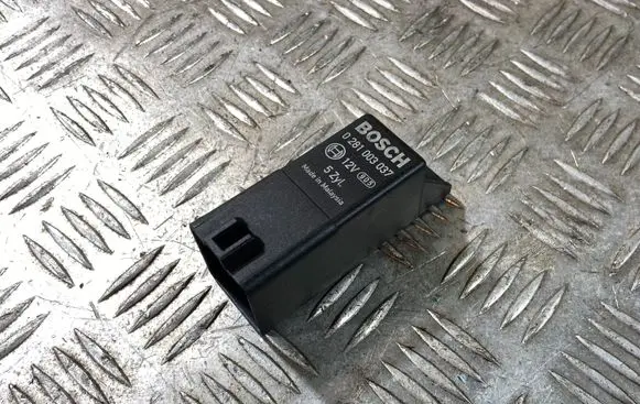 Volvo V50 Glow plug pre-heat relay 8692859 0281003037