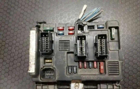 Citroen C5 Fuse module 9650618280 8118470003