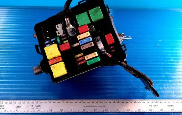 Peugeot 208 Fuse module BP4720644E1 9672125080