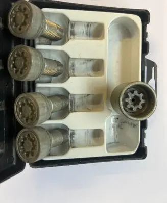 Audi A5 Anti-theft wheel nuts and lock 4F0071455