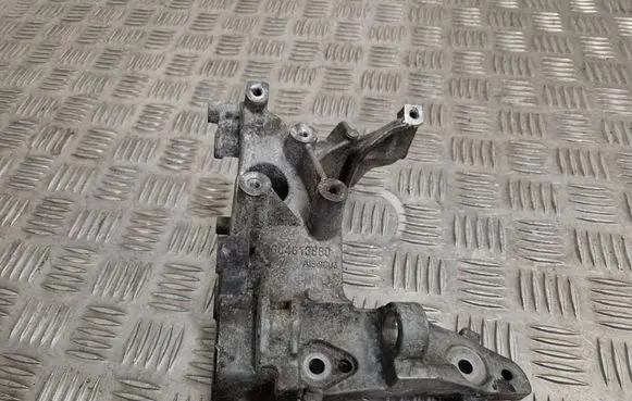 Peugeot 3008 I Engine mounting bracket 9684613880