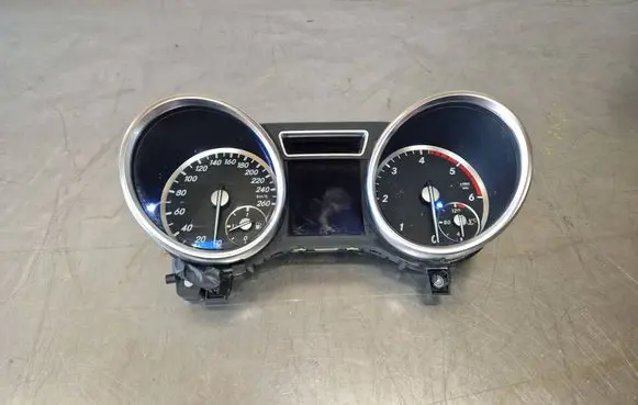 Speedometer (instrument cluster)