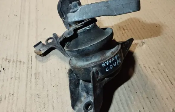 Hyundai Coupe Engine mount bracket