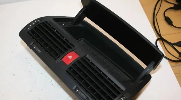 Skoda Octavia Mk2 (1Z) Dash center air vent grill 1Z0820951