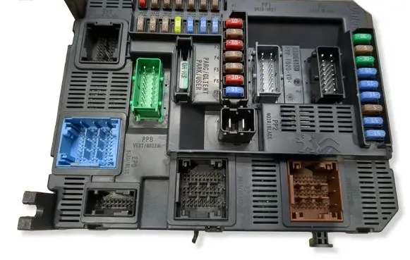Peugeot 5008 Fuse module 9807532080 E1111753