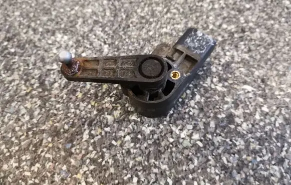 Nissan Leaf I (ZE0) Air suspension front height level sensor 5381289900