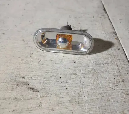 Front fender indicator light