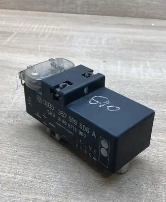 Volkswagen PASSAT B4 Coolant fan relay 357919506A