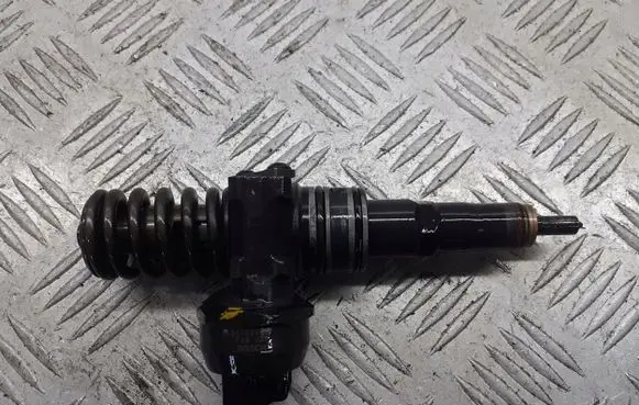 Volkswagen PASSAT B5.5 Fuel injector 038130073AJ