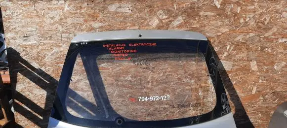 Hyundai Accent Front vent window/glass (coupe) 