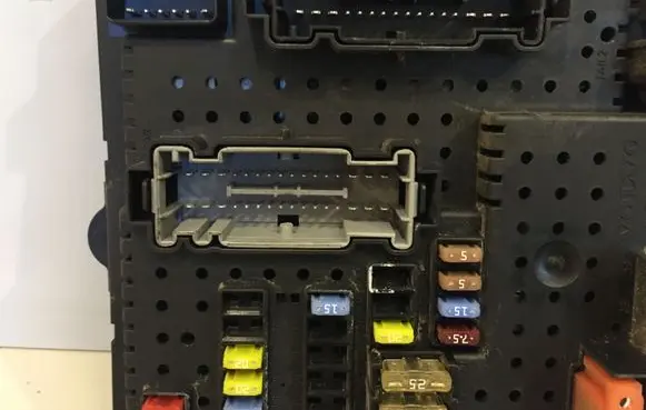 Volvo XC90 Fuse module 30728512 05W435 28017881
