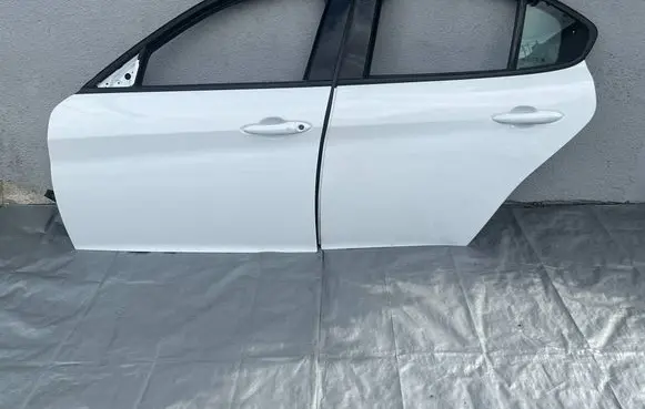 Alfa Romeo Giulia Front door