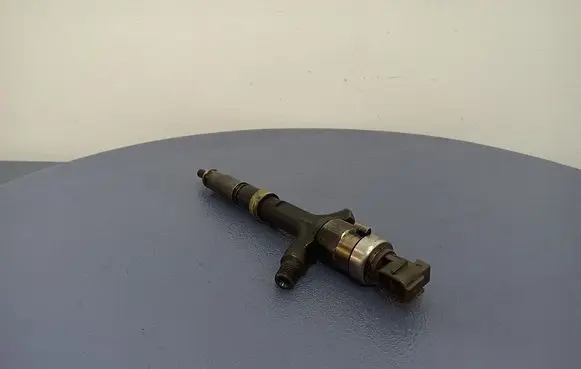 Toyota Corolla Verso E121 Fuel injector 2367027020