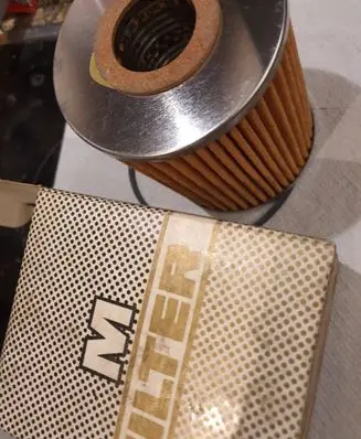 BMW 5 E28 Oil filter cover MO124