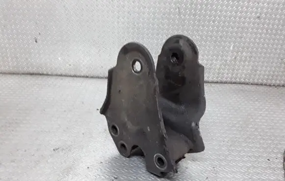 Chevrolet Captiva Engine mounting bracket