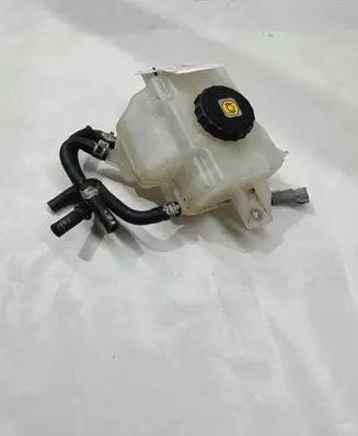 Toyota RAV 4 (XA50) Brake fluid reservoir 