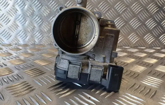 Volkswagen Golf V Throttle valve 03C133062D