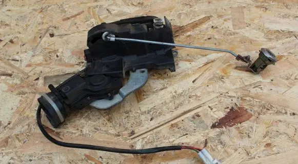 Suzuki Grand Vitara I Front door lock