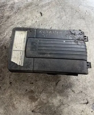 Audi A3 S3 8P Battery box tray cover/lid 1K0915443A