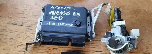 Toyota Avensis T270 Engine control unit/module 8966105E00 MB2753003911