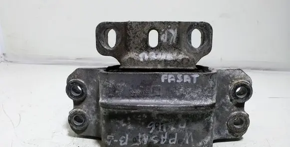 Volkswagen PASSAT B6 Engine mount bracket 3C0199555