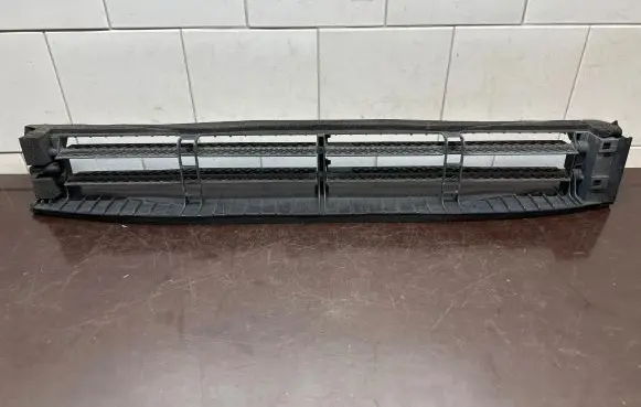 Toyota Prius (XW50) Front bumper lower grill