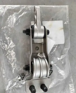 Volvo XC90 Engine mount bracket 30680750 8659000
