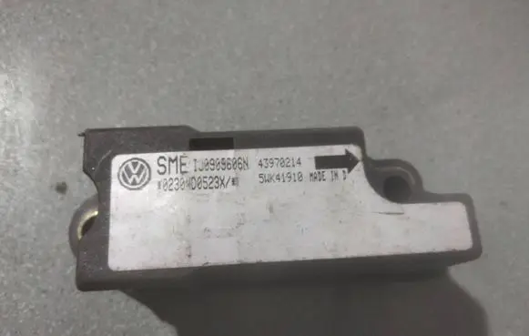Volkswagen PASSAT B5 Airbag deployment crash/impact sensor 1J0909606N 43970214 0230D0523X