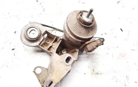 Volkswagen PASSAT B5 Engine mount bracket 8d0199382l 8d0199379r