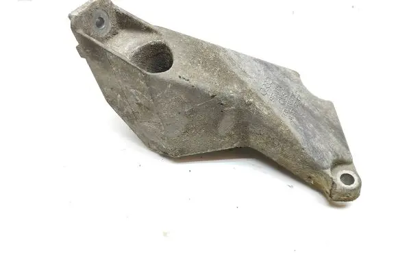 Audi A4 S4 B7 8E 8H Engine mounting bracket 8E0199307A
