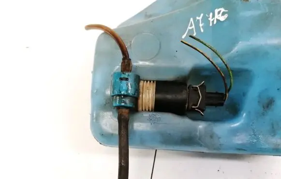 Volkswagen PASSAT B3 Windscreen/windshield washer pump