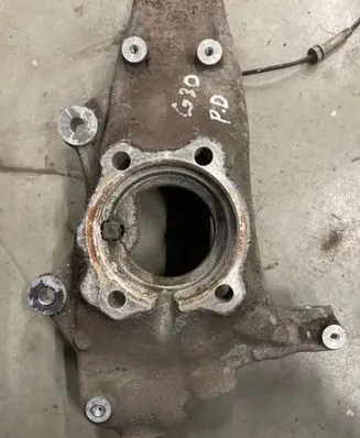 BMW 5 G30 G31 Front wheel hub spindle knuckle L30G