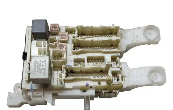 Toyota RAV 4 (XA30) Fuse module 8273042020