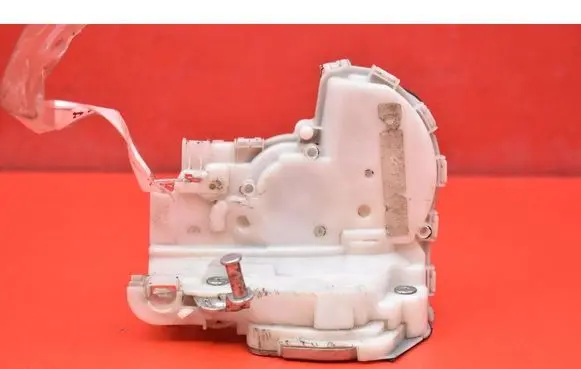 Suzuki Grand Vitara II Rear door lock 8230254P01