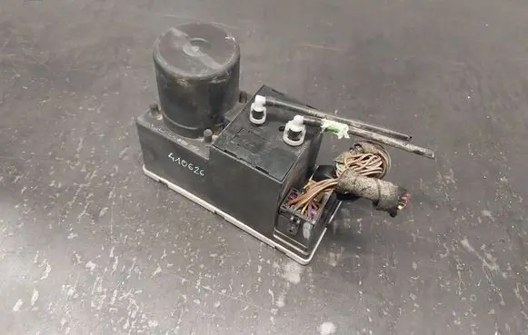 Audi A4 S4 B5 8D Central locking vacuum pump 8D0862257C