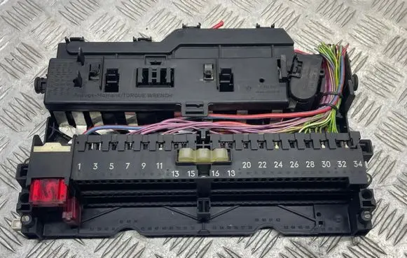 BMW 3 E46 Fuse module E6314H 8364542