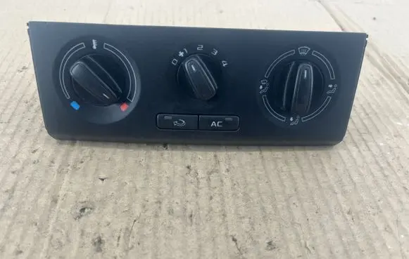 Skoda Fabia Mk2 (5J) Climate control unit 5J0820045D 901516720001 X8047002