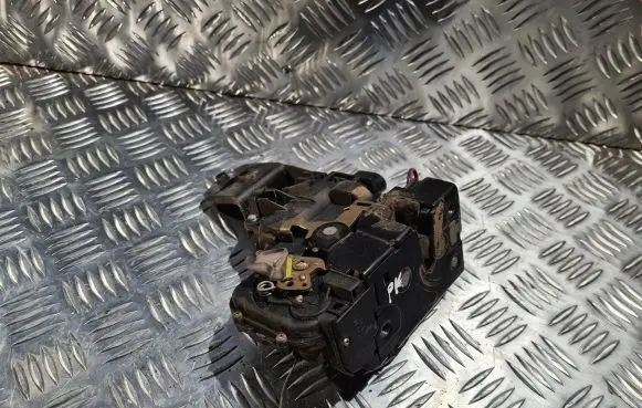 Volkswagen PASSAT B5 Coupe door lock (next to the handle) 