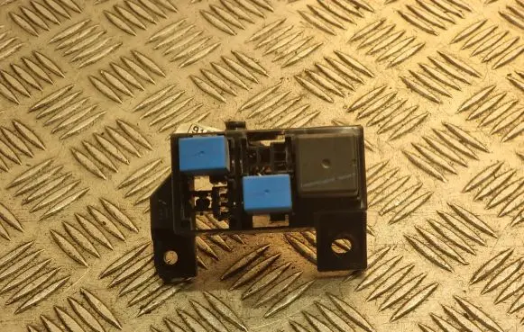KIA Sorento Fuse module 913013E282