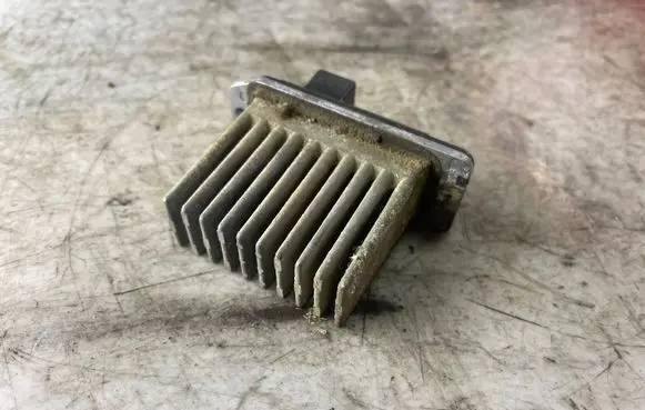 Mitsubishi Pajero Sport I Heater blower motor/fan resistor mr315051