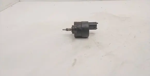 BMW 5 E39 Fuel pressure regulator 0281002480 19106 00091205