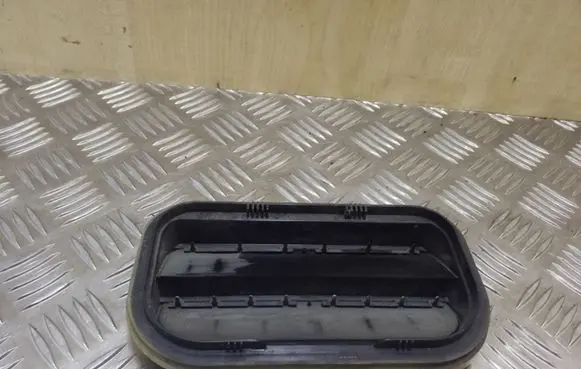 Volkswagen Caddy Quarter panel pressure vent 7L0819181