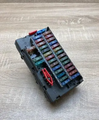 Citroen Xantia Fuse module 9566610180