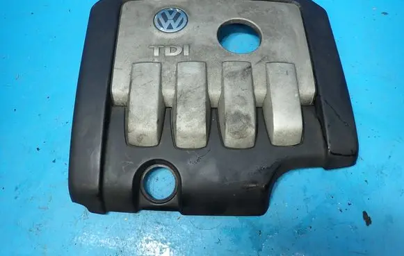 Volkswagen PASSAT B6 Engine cover (trim) 03G103925BP