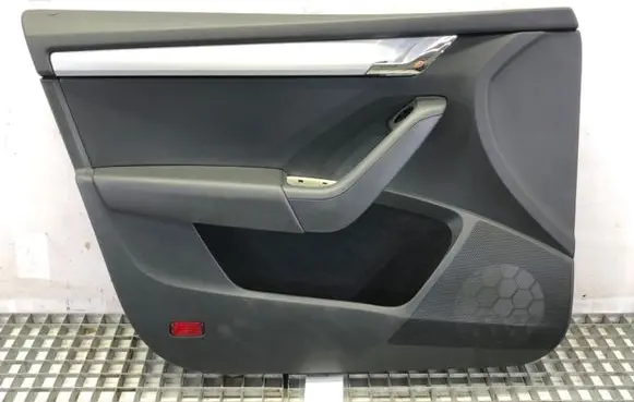 Skoda Octavia Mk3 (5E) Front door card panel trim