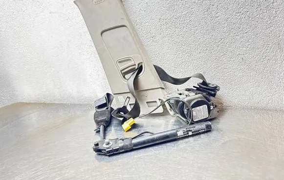Opel Astra J Front seatbelt 13297088 617877800