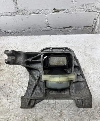 Peugeot 308 Engine mount bracket 