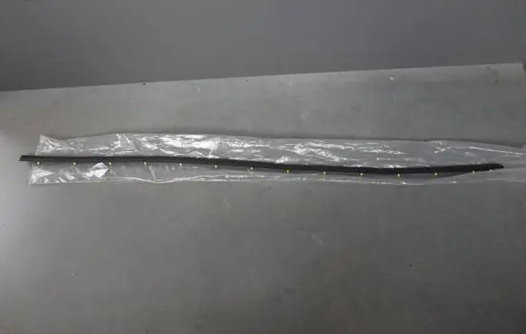 Opel Astra J Front door rubber seal 13347305