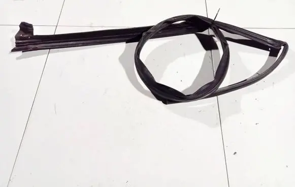 Jeep Grand Cherokee (WK) Rubber seal front coupe door 