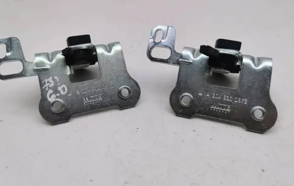 Mercedes-Benz CLS C218 X218 Seat back rest lock catch A2049200572
